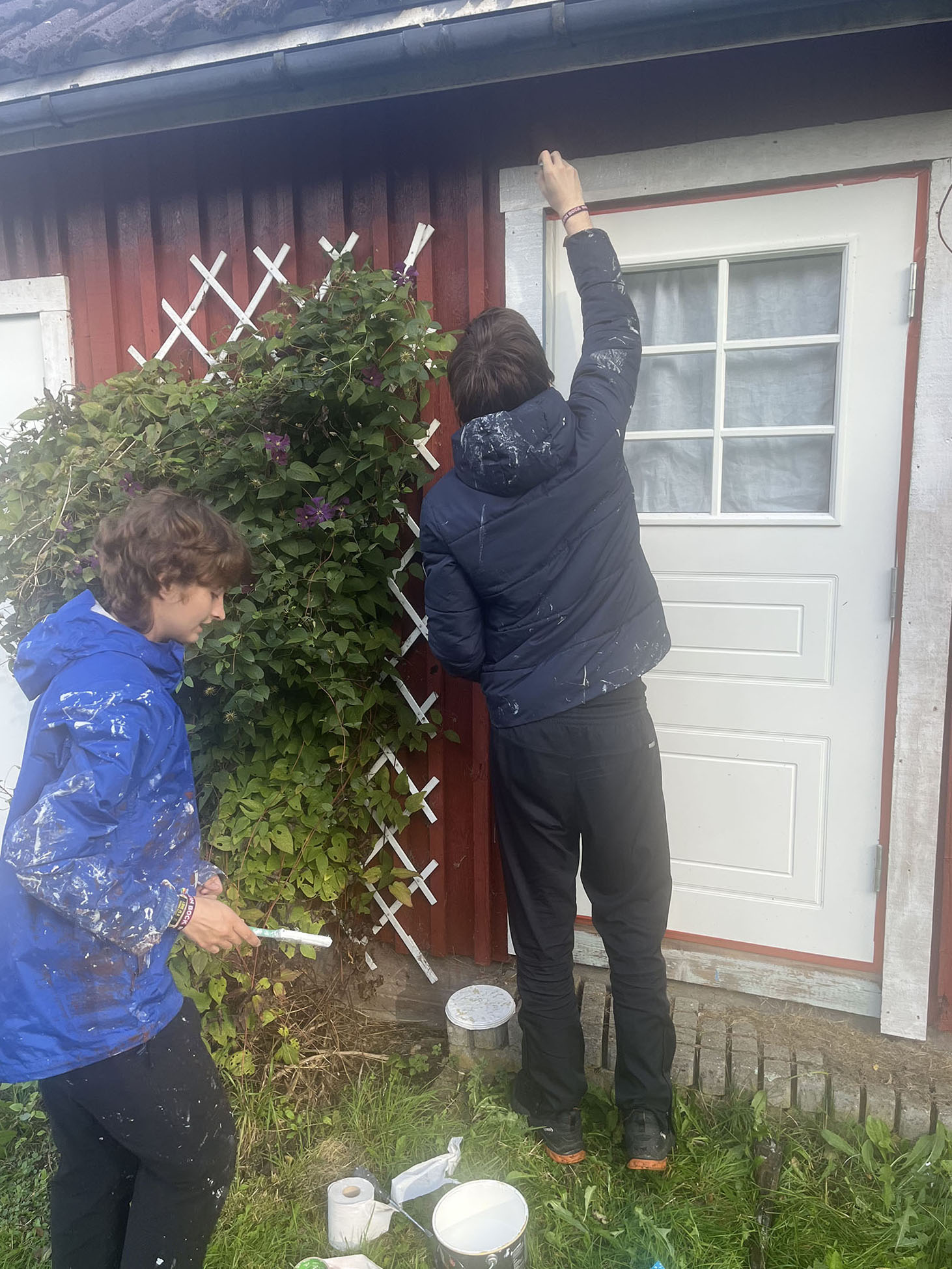 Volunteers Malte and Gesa painting