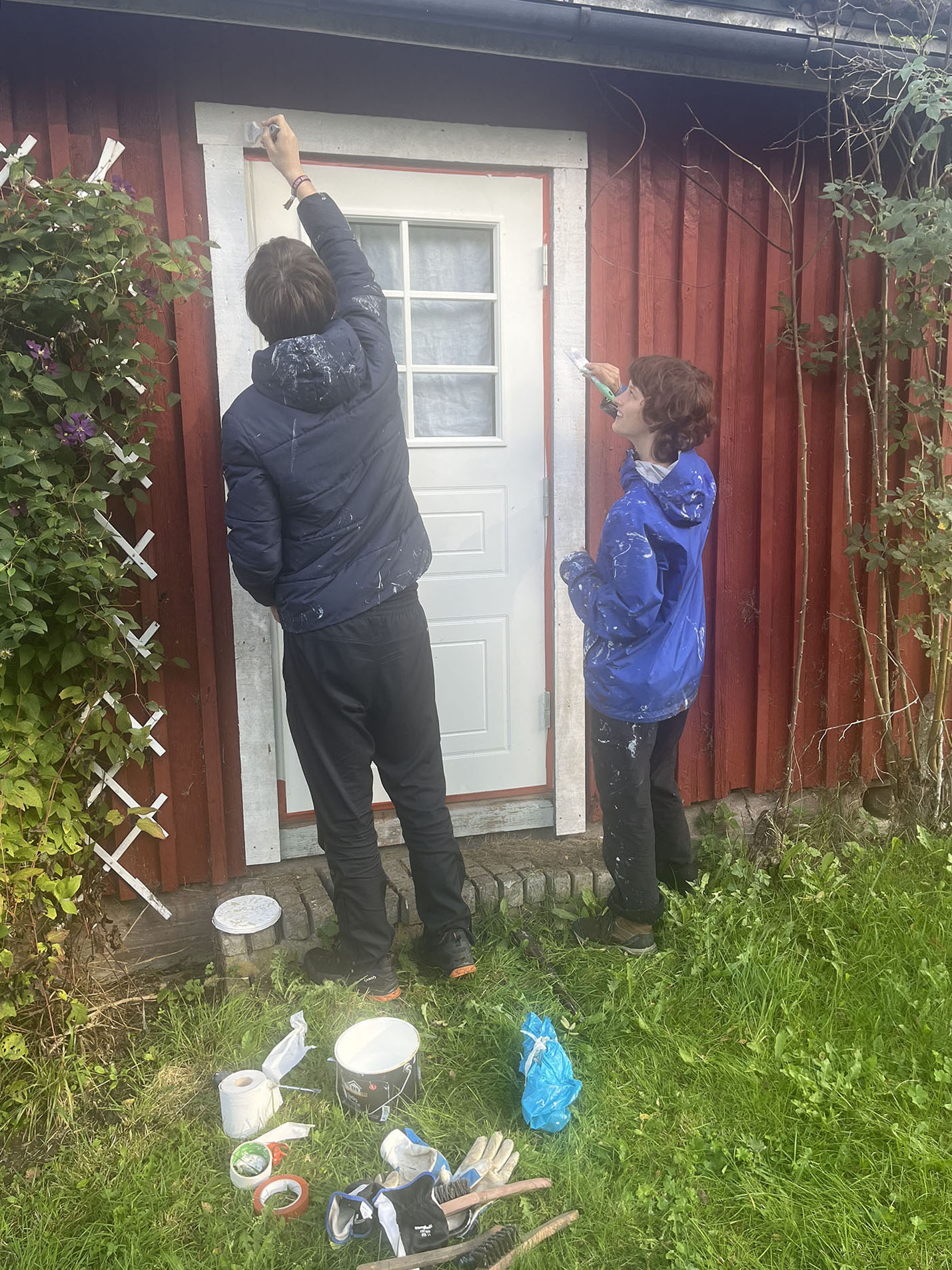 Volunteers Malte and Gesa painting